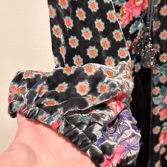 Johnny was
Not sure but it’s Gorgeous and heavy with beautifuliful fabric - Picture 10 of 17